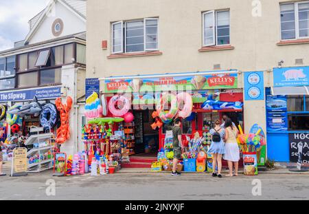 Gelateria e mostra a bordo strada di gonfiabili e giocattoli da spiaggia in un negozio del Cobb, Lyme Regis sulla Jurassic Coast a Dorset, nel sud dell'Inghilterra Foto Stock