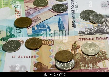 Primo piano in denaro russo, ruble banconote e monete dalla Russia Foto Stock