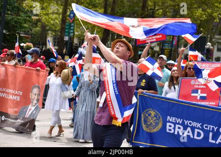 Il NYC Comptroller Brad Lander marciando lungo la Sixth Avenue durante la parata annuale del 14 agosto 2022 a New York City. Foto Stock