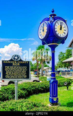 L'orologio Bay Saint Louis si trova accanto a un'indicazione storica per Hancock County Bank, 13 agosto 2022, a Bay Saint Louis, Mississippi. Foto Stock