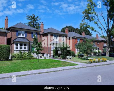 Strada di tradizionali case a due piani in un vecchio sobborgo di classe media Foto Stock