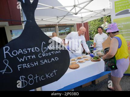 Richmond, Canada. 14th ago, 2022. Uno chef prepara piatti all'aglio a un visitatore durante il Richmond Garlic Festival, che si tiene ogni anno nel 12th a Richmond, British Columbia, Canada, il 14 agosto 2022. Credit: Liang Sen/Xinhua/Alamy Live News Foto Stock