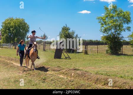 Europe, Luxembourg, Limpach, Equine Archery Event Luglio 2022 con un concorrente maschile nel Gruppo Beginners Foto Stock