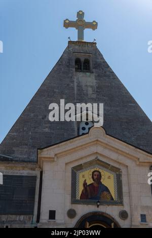 RUSSIA, CRIMEA - 09 luglio 2022: Sevastopol cimitero Wonderworker crimea nicholas chiesa russia monumento vecchia piramide, per lato religione per san e. Foto Stock