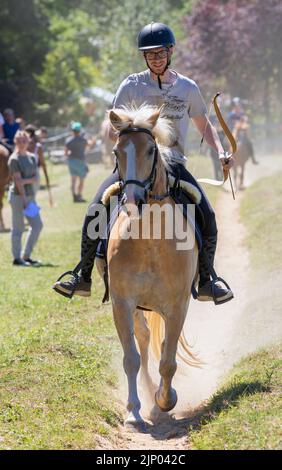 Europe, Luxembourg, Limpach, Equine Archery Event Luglio 2022 con un concorrente maschile nel Gruppo Beginners Foto Stock