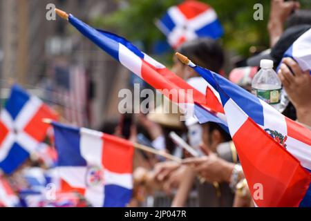 New York, NY, Stati Uniti. 14th ago, 2022. I newyorkesi escono in gran numero per assistere alla parata del giorno Domenicano lungo Avenue of the Americas a New York City il 14 agosto 2022. (Credit Image: © Ryan Rahman/Pacific Press via ZUMA Press Wire) Foto Stock