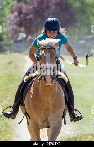 Europe, Luxembourg, Limpach, Equine Archery Event Luglio 2022 con un concorrente femminile del Gruppo Professional Foto Stock