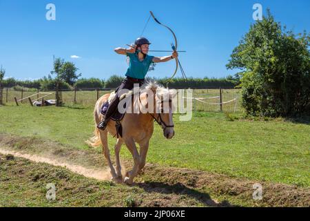 Europe, Luxembourg, Limpach, Equine Archery Event Luglio 2022 con un concorrente femminile del Gruppo Professional Foto Stock