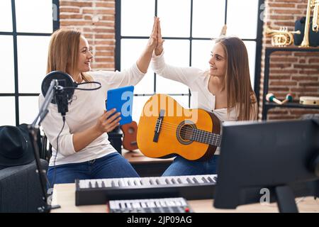 Due musicisti femminili suonano chitarra classica con chitarra spagnola in studio musicale Foto Stock