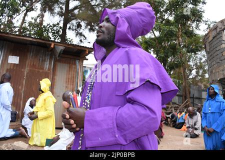 Nairobi, Kenya. 14th ago, 2022. Fedeli di Legio Maria, una chiesa iniziata dall'Africa, Kibera partecipa ad un servizio mentre pregano per la pace dopo che il paese si è recato per le elezioni del 9th agosto 2022 per eleggere la leadership politica. La vita quotidiana come il paese attende i risultati elettrici. Il Kenya ha vissuto in passato una violenza post-sondaggio. L'organo elettorale IEBC di Nairobi sta attualmente ottenendo risultati con un periodo di sette giorni per annunciare i risultati che scadono martedì 16th agosto 2022. Il corpo indicava un lento processo di tallying. (Credit Image: © Billy Mutai/SOPA Images via ZUMA Press Wire) Foto Stock