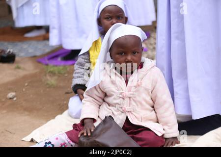 Nairobi, Kenya. 14th ago, 2022. Fedeli di Legio Maria, una chiesa iniziata dall'Africa, Kibera partecipa a un servizio mentre pregano per la pace dopo che il paese si è recato alle elezioni del 9th agosto 2022 per eleggere la leadership politica. La vita quotidiana come il paese attende i risultati elettrici. Il Kenya ha vissuto in passato una violenza post-sondaggio. L'organo elettorale IEBC di Nairobi sta attualmente ottenendo risultati con un periodo di sette giorni per annunciare i risultati che scadono martedì 16th agosto 2022. Il corpo indicava un lento processo di tallying. (Foto di Billy Mutai/SOPA Images/Sipa USA) Credit: Sipa USA/Alamy Live News Foto Stock