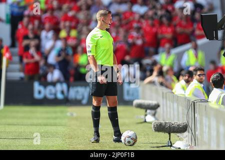 Nottingham, Regno Unito. 14th ago, 2022. L'arbitro Robert Jones va alla schermata VAR di Nottingham, Regno Unito, il 8/14/2022. (Foto di Gareth Evans/News Images/Sipa USA) Credit: Sipa USA/Alamy Live News Foto Stock