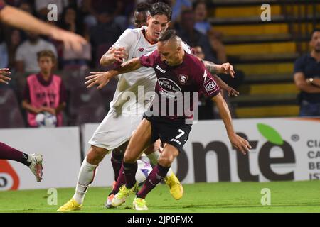 Salerno, Italia. 14th ago, 2022. Franck Ribéry (USA. Salernitana 1919) e Nicolò Zaniolo ( AS. Roma) compete per la palla con durante la Serie Una partita 2022/23 tra US Salernitana1919 e COME Roma Arechi Stadium (Foto di Agostino Gemito/Pacific Press) Credit: Pacific Press Media Production Corp./Alamy Live News Foto Stock