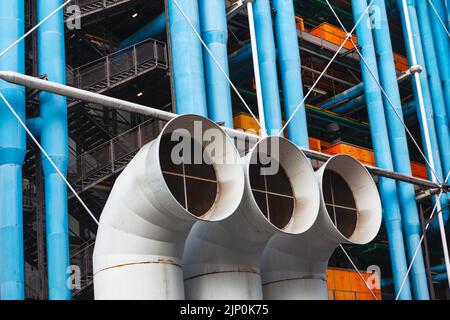 Pozzi di ventilazione del Centre Georges Pompidou a Parigi . Tubi di comunicazione e ventilazione fuori dal Museo Pompidou Foto Stock