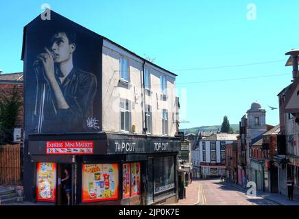 Ian Curtis, cantante di Joy Division Mural di Aske, artista di strada con sede a Manchester, Mill Street, Macclesfield, Cheshire, INGHILTERRA, REGNO UNITO,SK11 6NN Foto Stock