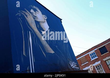 Ian Curtis, cantante di Joy Division Mural di Aske, artista di strada con sede a Manchester, Mill Street, Macclesfield, Cheshire, INGHILTERRA, REGNO UNITO,SK11 6NN Foto Stock