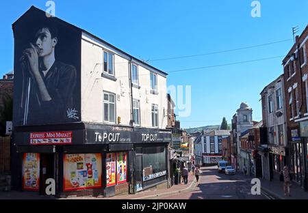 Uno dei più famosi abitanti di Macclesfield - Ian Kevin Curtis, dipinto come murale in Mill St dall'artista di strada Akse Foto Stock