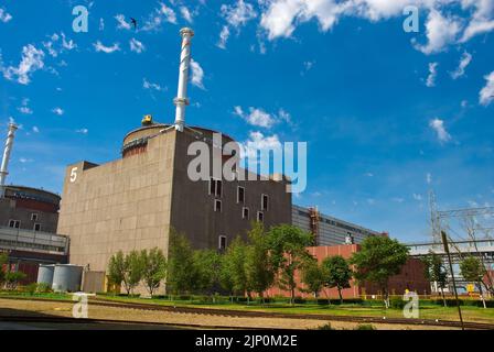 occupazione centrale nucleare di zaporozhye truppe russe, centrale nucleare di zaporozhye, centrale nucleare di zaporozhye occupazione truppe russe att Foto Stock