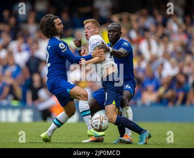 Londra, Regno Unito. 15th ago, 2022. Marc Cucurella (L) di Chelsea e Kalidou Koulibaly (R) sfidano Dejan Kulusevski di Tottenham Hotspur durante la partita della Premier League inglese tra Chelsea e Tottenham Hotspur a Londra, in Gran Bretagna, il 14 agosto 2022. Il gioco si è concluso con un pareggio di 2-2. Credit: Notizie dal vivo su Xinhua/Alamy Foto Stock