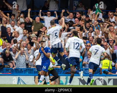 Londra, Regno Unito. 15th ago, 2022. Pierre-Emile Hojbjerg (UP) di Tottenham Hotspur festeggia dopo aver segnato la partita della Premier League inglese tra Chelsea e Tottenham Hotspur a Londra, in Gran Bretagna, il 14 agosto 2022. Il gioco si è concluso con un pareggio di 2-2. Credit: Notizie dal vivo su Xinhua/Alamy Foto Stock