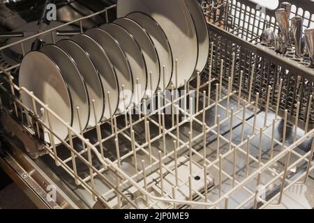 Piatti sporchi in una lavastoviglie da cucina. Foto Stock