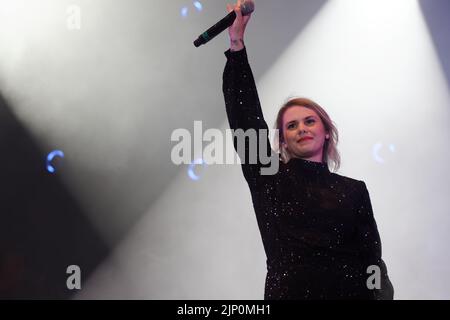 Il cantautore canadese Coeur de Pirate suona sul palco a Montreal. Quebec, Canada Foto Stock