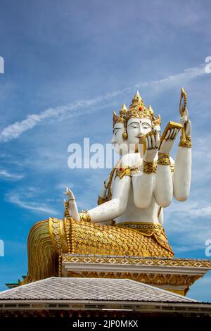 La gigantesca statua di Phra Phrom a Wat Saman Rattanaram in Chachoengsao Thailandia, che è famosa per l'immagine di rosa brillante Ganesha. Foto Stock