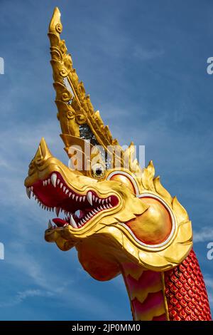 La gigantesca statua Phaya Nak a Wat Saman Rattanaram a Chachoengsao Thailandia, che è famosa per l'immagine di rosa brillante Ganesha. Foto Stock