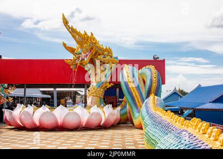 La gigantesca statua Phaya Nak a Wat Saman Rattanaram a Chachoengsao Thailandia, che è famosa per l'immagine di rosa brillante Ganesha. Foto Stock