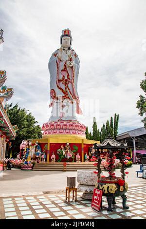 Chachoengsao Thailandia 9th Giugno 2022: La statua di Guanyin a Wat Saman Rattanaram, che è famosa per l'immagine di Ganesha rosa brillante. Foto Stock