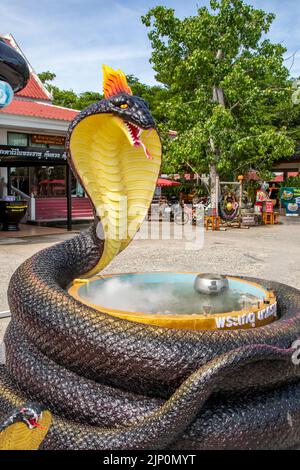 Chachoengsao Thailandia 9th Giu 2022: La statua Phaya Nak in Wat Saman Rattanaram, che è famosa per l'immagine di Ganesha rosa brillante. Foto Stock