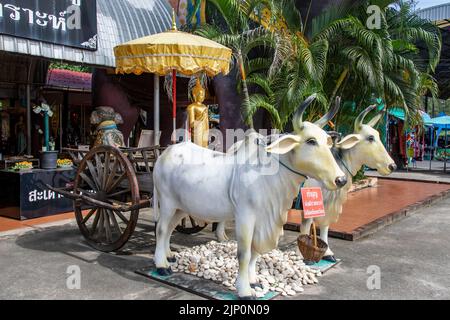 Chachoengsao Thailandia 9th Giugno 2022: La statua di grande carro di bue bianco con Buddha in Wat Saman Rattanaram, che è famosa per l'immagine di Ganesha Foto Stock