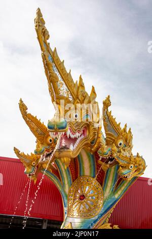 La gigantesca statua Phaya Nak a Wat Saman Rattanaram a Chachoengsao Thailandia, che è famosa per l'immagine di rosa brillante Ganesha. Foto Stock