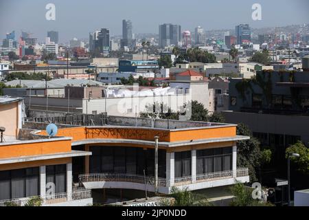 Tijuana, Baja California, Messico - 11 settembre 2021: Gang graffiti copre gli edifici nel centro di Tijuana. Foto Stock