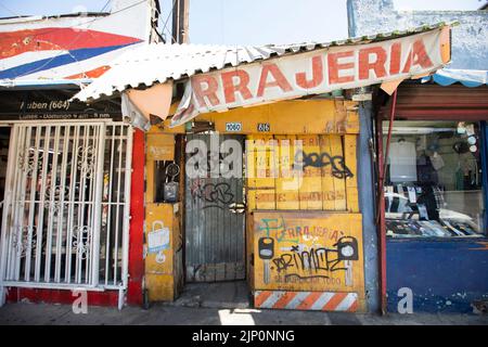 Tijuana, Baja California, Messico - 11 settembre 2021: Gang graffiti copre gli edifici nel centro di Tijuana. Foto Stock