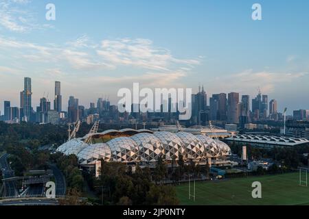 Skyline di Melbourne con il parco AAMI in primo piano Foto Stock