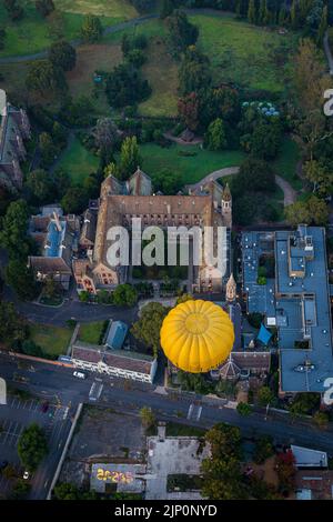 Mongolfiera gialla che sorvola il Convento di Abbotsford a Melbourne, Australia Foto Stock
