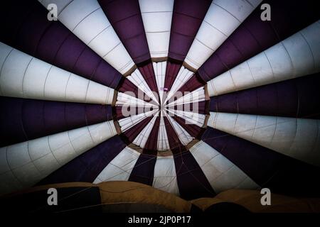 Palloncino ad aria calda in fase di riempimento mentre si è a terra Foto Stock