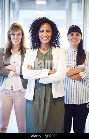 Noi siamo le donne con fiducia. Ritratto di un gruppo di donne d'affari in ufficio. Foto Stock
