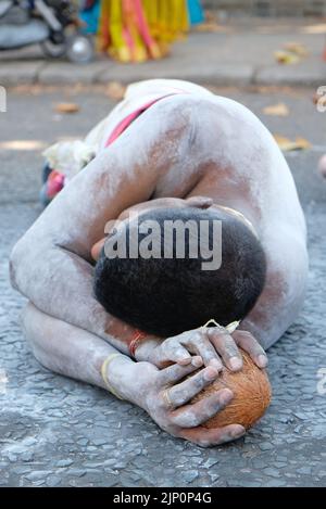 Londra, Regno Unito, 14th agosto 2022. L'annuale Chariot Festival indù organizzato dal Tamil Kanaga Thurkkai Amman Tempio ritorna dopo tre anni e si tiene per segnare la vittoria del Signore Murguran contro un demone di nome Soorapadem, che è stato ucciso con una lancia. L'evento attira migliaia di partecipanti dal Regno Unito e da tutta Europa, dove i rituali religiosi si svolgono in processione con carri vicino al tempio. Credit: Undicesima ora di Fotografia/Alamy Live News Foto Stock