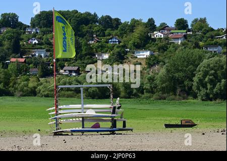 Bringhausen, Germania. 11th ago, 2022. Un chiosco per tavole da surf si trova sulla terraferma della baia di Bringhäuser. Il più grande bacino idrico dell'Assia è pieno solo per il 20% a causa della siccità e del rilascio di acqua per la navigazione Weser. Credit: Uwe Zucchi/dpa/Alamy Live News Foto Stock