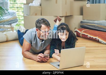 Una giornata facile e movimentata è una giornata pianificata. Un marito e una moglie usano un notebook insieme durante la giornata trascorsa. Foto Stock