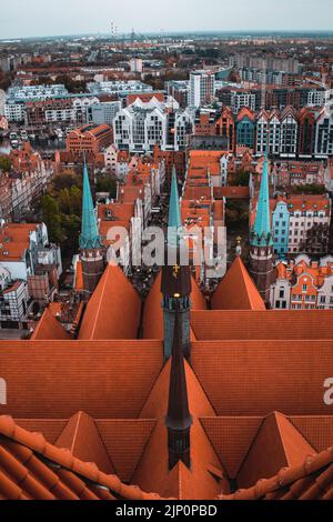 La vista in cima alla Basilica di Santa Maria del tetto nel centro storico di Gdańsk, Polonia. Foto Stock