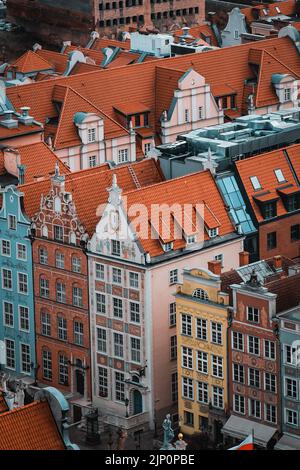 La vista in cima alla Basilica di Santa Maria cattura facciate pastello della città vecchia di Gdańsk, Polonia. Foto Stock