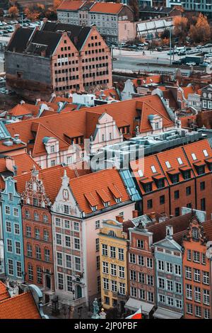 La vista in cima alla Basilica di Santa Maria cattura facciate pastello della città vecchia di Gdańsk, Polonia. Foto Stock