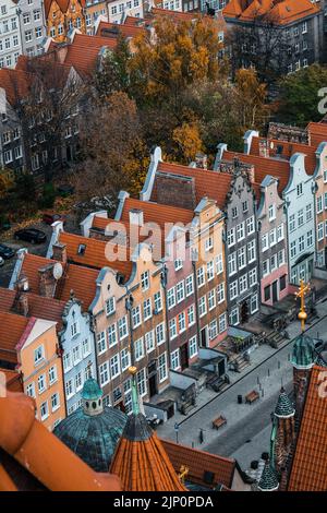 La vista in cima alla Basilica di Santa Maria che cattura le torri della chiesa e le facciate della città vecchia di Gdańsk, Polonia. Foto Stock