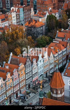 La vista in cima alla Basilica di Santa Maria che cattura le torri della chiesa e le facciate della città vecchia di Gdańsk, Polonia. Foto Stock