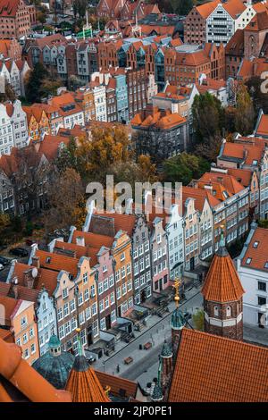 La vista in cima alla Basilica di Santa Maria che cattura le torri della chiesa e le facciate della città vecchia di Gdańsk, Polonia. Foto Stock