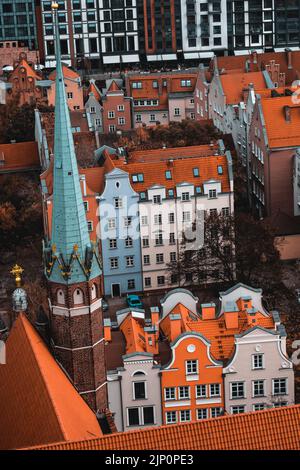 La vista sulla Basilica di Santa Maria catturando guglie e facciate della città vecchia di Gdańsk, Polonia. Foto Stock