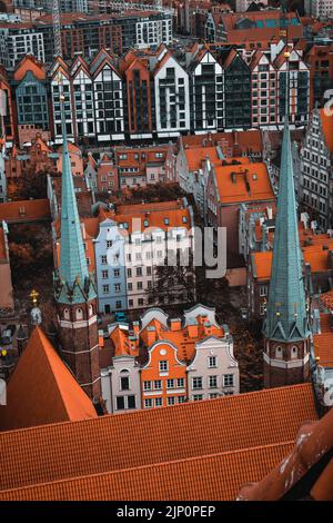 La vista sulla Basilica di Santa Maria catturando guglie e facciate della città vecchia di Gdańsk, Polonia. Foto Stock